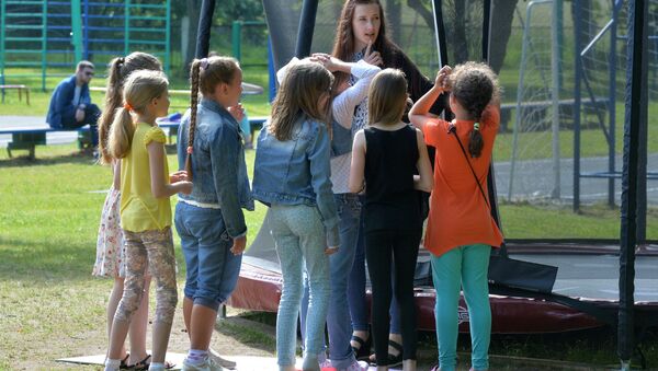 Воспитатель с детьми в лагере - Sputnik Беларусь