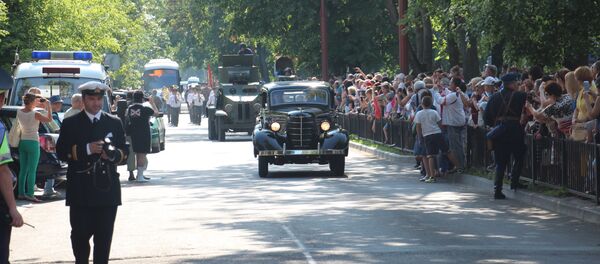Жители Бреста и гости города встречают колонну реконструкторов - Sputnik Беларусь