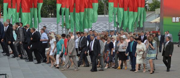 Участники Пятого Всебелорусского собрания прибыли на Октябрьскую площадь - Sputnik Беларусь