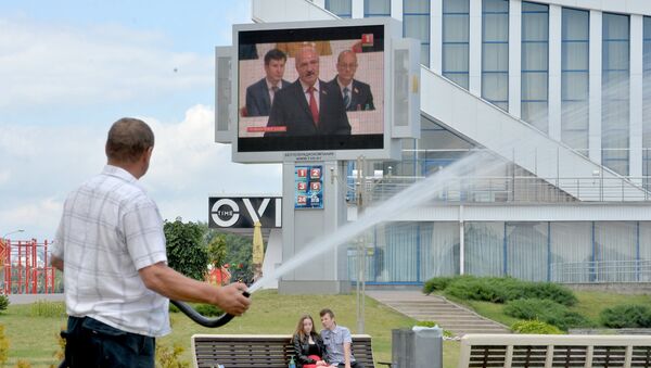 Минчане слушают выступление Лукашенко у Дворца спорта - Sputnik Беларусь