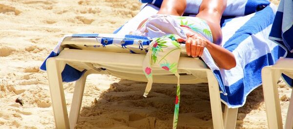 Шведкам разрешили загорать топлес - Sputnik Беларусь