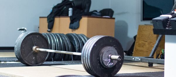 Штанга в спортивном зале. Архивное фото - Sputnik Беларусь
