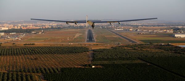 Самолет на солнечных батареях Solar Impulse 2 перед приземлением - Sputnik Беларусь