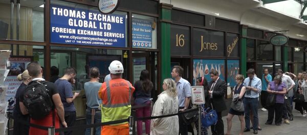 СПУТНИК_Британцы выстраивались в очереди за евро перед референдумом по Brexit - Sputnik Беларусь