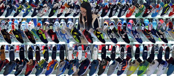 Магазин обуви в торговом центре в Хэфэй, Китай - Sputnik Беларусь
