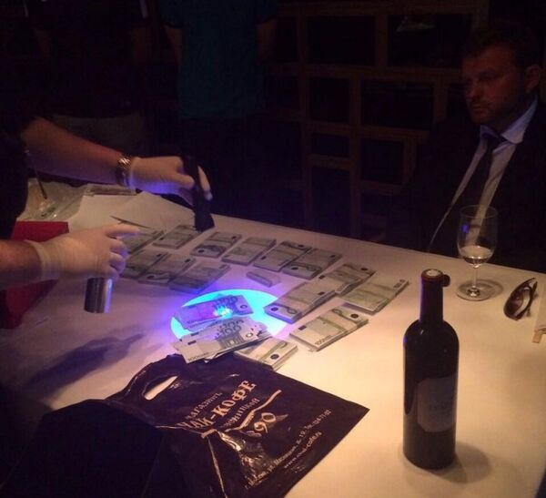 Белых запечатлен во время следственных действий при его задержании с поличным - Sputnik Беларусь