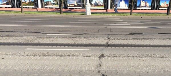 Асфальт на проспекте Независимости после прохождения военной техники - Sputnik Беларусь