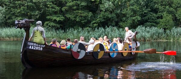 Реконструированный корабль викингов может принять на борт до 10 пассажиров - Sputnik Беларусь