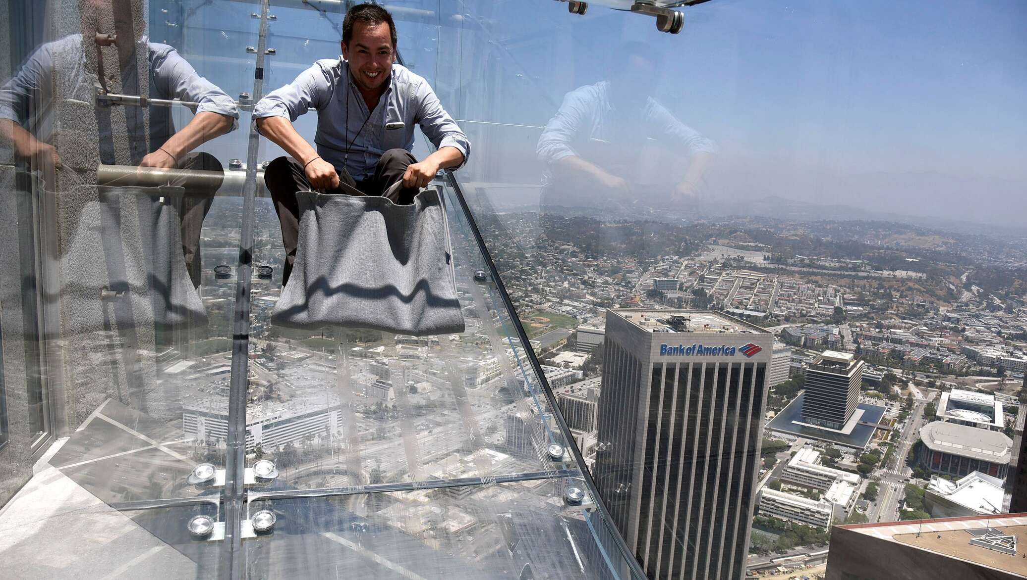 Небоскреб клип. Стеклянная горка Skyslide, Лос-Анджелес, США. Лос Анджелес смотровая площадка OUE Skyspace la. Стеклянная горка на небоскребе Лос Анджелес. Американские горки на высоте в Лос Анджелесе.