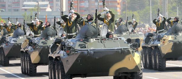 Бронетранспарцёры БТР-2 прымаюць удзел у ваенным парадзе ў гонар Дня Незалежнасці Беларуссю ў Мінску. Бронетранспарцёры БТР-2 прымаюць удзел у ваенным парадзе ў гонар Дня Незалежнасці Беларуссю ў Мінску. - Sputnik Беларусь