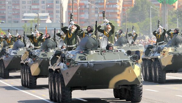 Бронетранспортеры БТР-2 принимают участие в военном параде в честь Дня Независимости Беларуссии в Минске. Архивное фото - Sputnik Беларусь