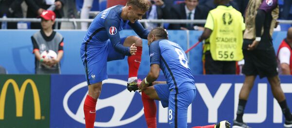 Французы Антуан Гризманн (слева) и Димитри Пайет празднуют гол на Евро-2016 - Sputnik Беларусь