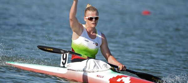 Марина Литвинчук (Беларусь) на байдарке-одиночке после заплыва на дистанцию 5000 метров - Sputnik Беларусь