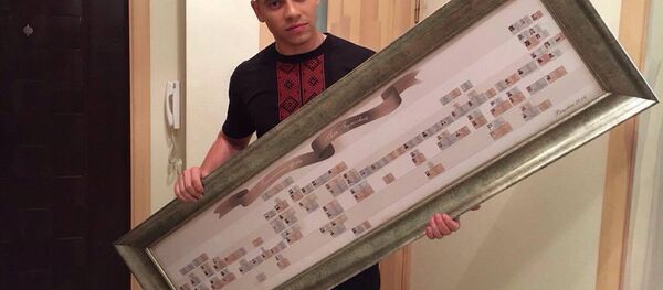 Певец Алексей Гросс с генеалогическим древом Аллы Пугачевой - Sputnik Беларусь