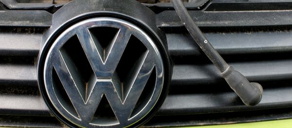 Логотип Volkswagen на фальш-решетке автомобиля - Sputnik Беларусь