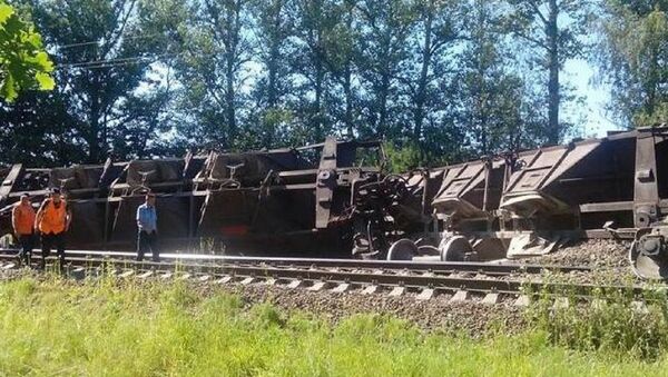 Несколько вагонов грузового поезда сошли с рельсов недалеко от Минска - Sputnik Беларусь