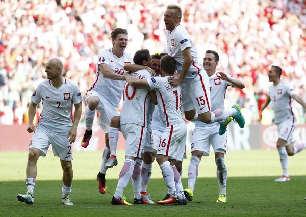 Поляки в четвертьфинале турнира сразятся со сборной Португалии Поляки в четвертьфинале турнира сразятся со сборной Португалии - Sputnik Беларусь