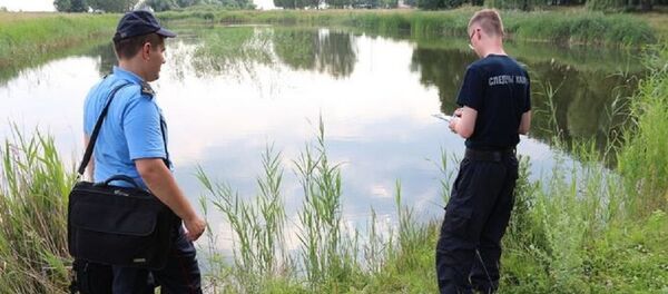 Сотрудники СК на месте гибели девочки в Гомельской области - Sputnik Беларусь