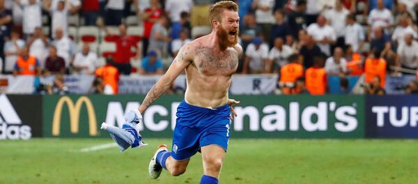 Исландец Гунарссон радуется победе своей сборной над англичанами Исландец Гунарссон радуется победе своей сборной над англичанами - Sputnik Беларусь