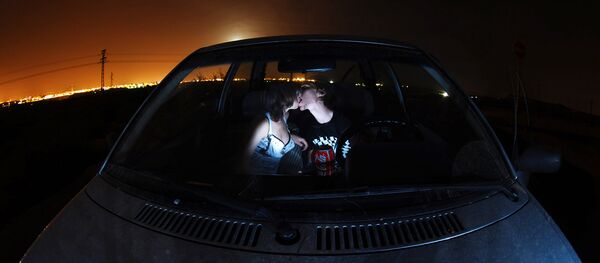 Парень и девушка целуются в автомобиле. Архивное фото Парень и девушка целуются в автомобиле. Архивное фото - Sputnik Беларусь