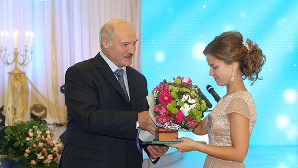 Президент Беларуси Александр Лукашенко на Республиканском балу выпускников - Sputnik Беларусь