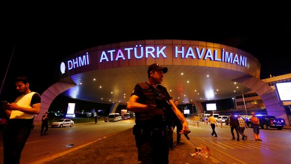 Турецкая полиция в аэропорту Ататюрка (Стамбул) - Sputnik Беларусь