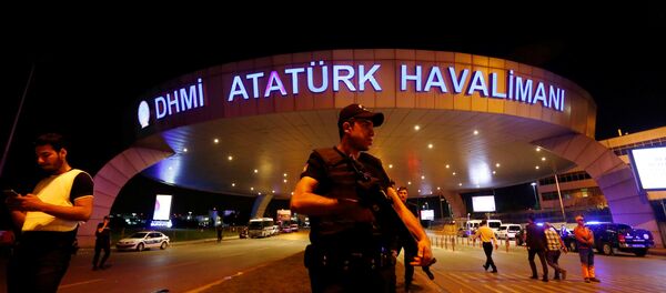 Турецкая полиция в аэропорту Ататюрка (Стамбул) - Sputnik Беларусь