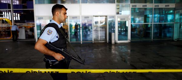 Оцепление в аэропорту в Стамбуле после теракта - Sputnik Беларусь