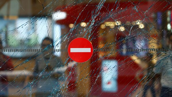 Разбитые после теракта  стекла в аэропорту Стамбула - Sputnik Беларусь
