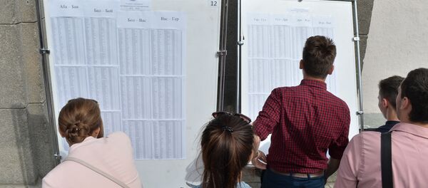 Абитуриенты у стендов со списками на прохождение тестирования - Sputnik Беларусь