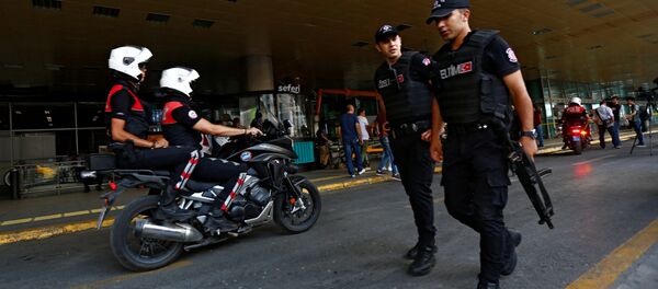 Турецкая полиция в международном аэропорту Стамбула Ататюрка - Sputnik Беларусь