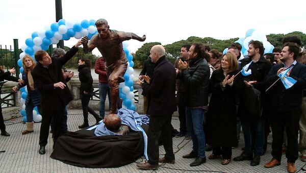 СПУТНИК_Месси в бронзе: статую аргентинского футболиста установили в Буэнос-Айресе - Sputnik Беларусь