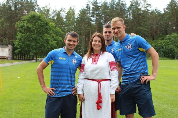 Футболисты желто-синих приняли участие в акции, приуроченной ко дню рождения Янки Купалы - Sputnik Беларусь