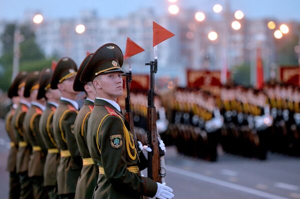 Военнослужащие роты почетного караула на тренировке парада 3 июля - Sputnik Беларусь