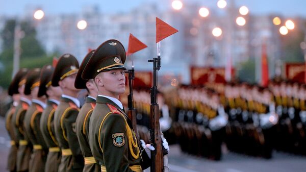 Военнослужащие роты почетного караула на тренировке парада 3 июля - Sputnik Беларусь