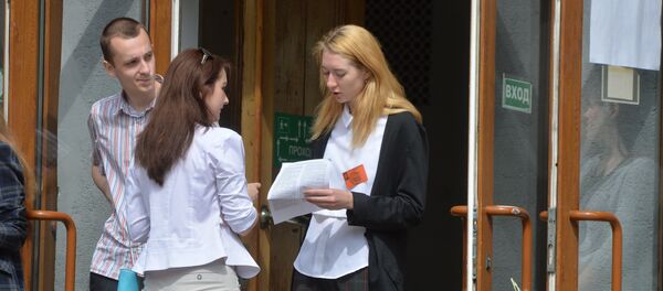 Организаторы ЦТ терпеливо объясняли все тонкости оформления - Sputnik Беларусь