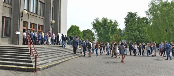 Чарга на цэнтралізаванае тэсціраванне ў БДУ Чарга на цэнтралізаванае тэсціраванне ў БДУ - Sputnik Беларусь