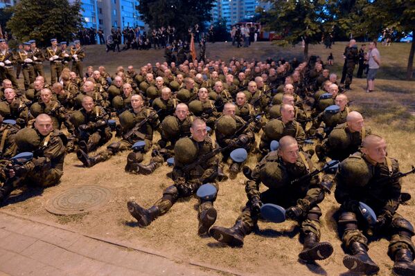 Военнослужащие Сил специальных операций отдыхают во время репетиции парада - Sputnik Беларусь