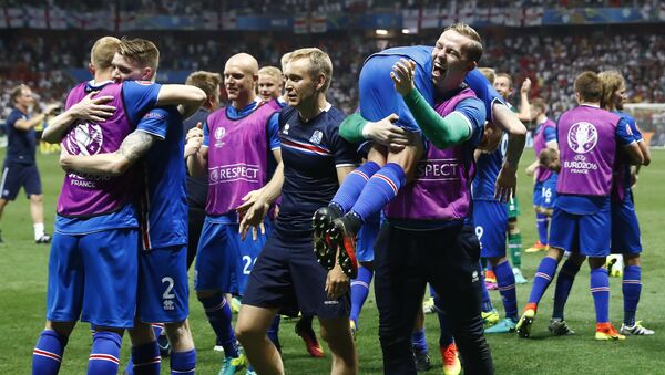 Сборная Исландии по футболу после победы над англичанми - Sputnik Беларусь