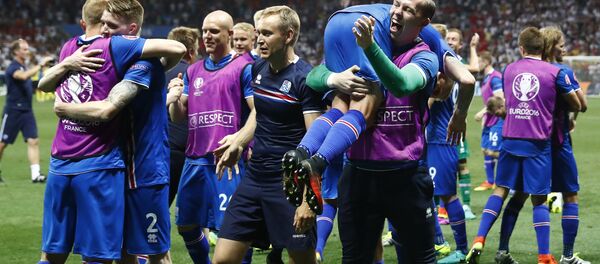 Сборная Исландии по футболу после победы над англичанми - Sputnik Беларусь