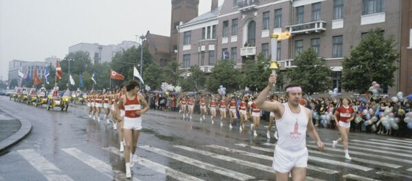 Олимпийский огонь на улицах Минска Олимпийский огонь на улицах Минска - Sputnik Беларусь