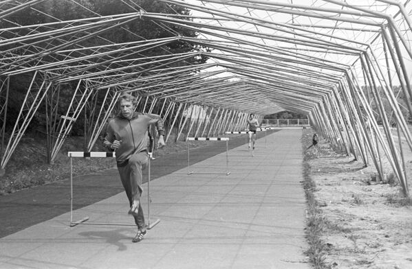 Тренировка в беге с барьерами на грунтовой дорожке в Олимпийском спортивном комплексе Стайки, который был реконструирован. - Sputnik Беларусь
