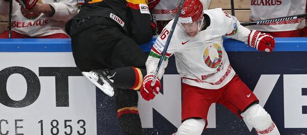 грок сборной Германии Корбиниан Хольцер и игрок сборной Беларуси Джефф Плэтт (слева направо на первом плане) - Sputnik Беларусь