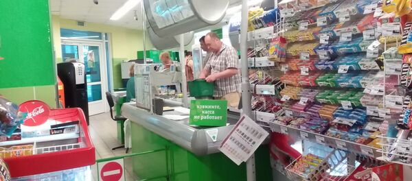 С утра в магазине все просят дать сдачу в новых деньгах - Sputnik Беларусь