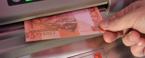 Банкомат выдает новые деньги - Sputnik Беларусь