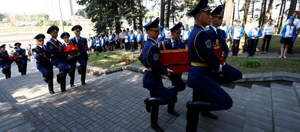 Белорусские солдаты несут гробы с останками жертв концлагеря Шталаг-352 Белорусские солдаты несут гробы с останками жертв концлагеря Шталаг-352 - Sputnik Беларусь