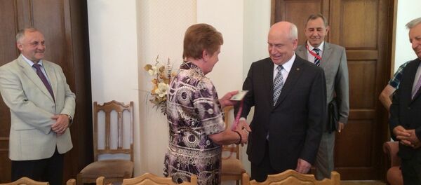 Глава ЦИК вручила удостоверение главе миссии наблюдателей СНГ - Sputnik Беларусь