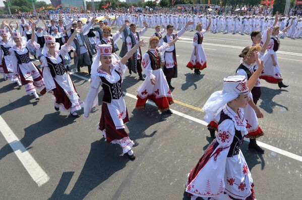 Молодежно-театрализованное шествие в Минске - Sputnik Беларусь