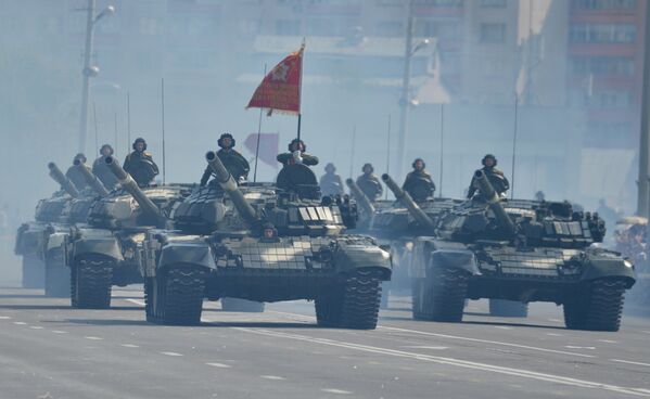 Танки Т-72, стоящие на вооружении в белорусской армии, принимают участие в военном параде в Минске в честь Дня Независимости Республики Беларусь - Sputnik Беларусь