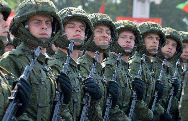 Военнослужащие войск минского гарнизона принимают участие в военном параде в Минске в честь Дня Независимости Республики Беларусь - Sputnik Беларусь